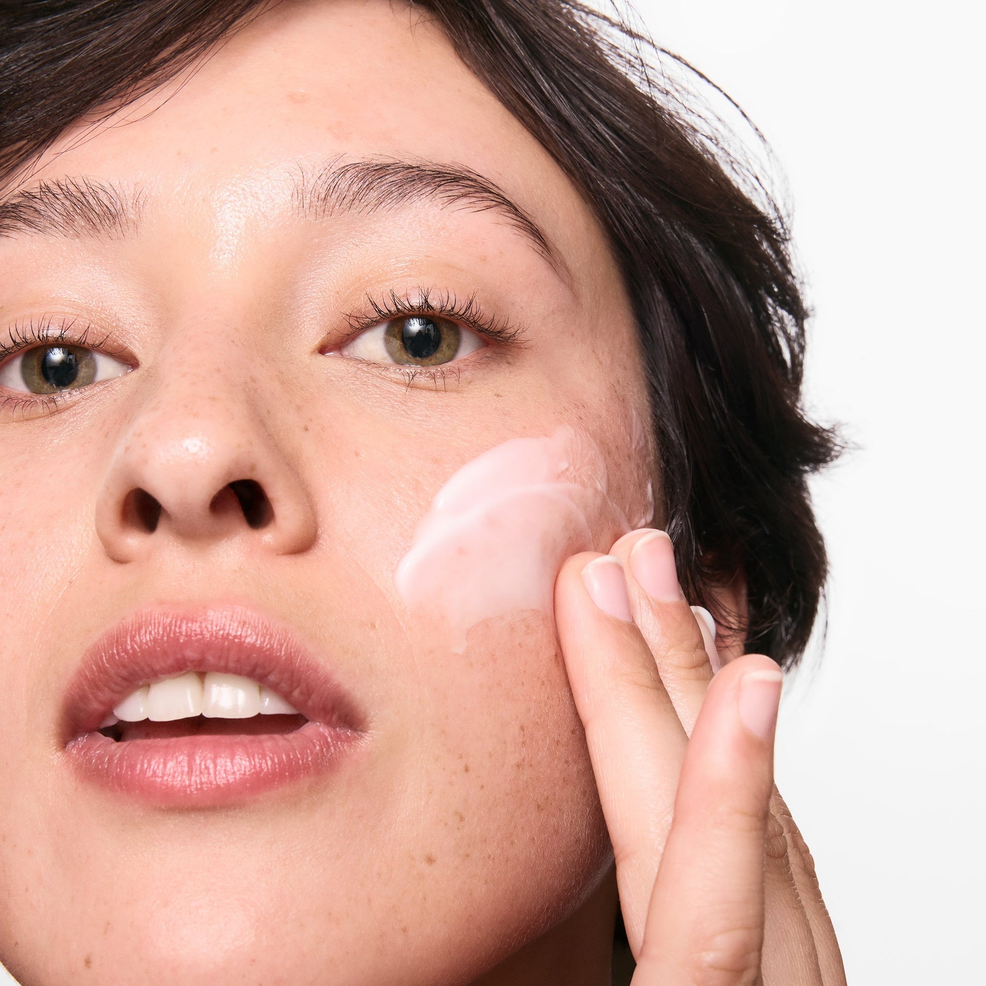 hydrating-cleanser-and-oil-free-moisturizer-duo-p4 01_LYDIA_12_APPLICATION_OMEGA_SUPERSIZE_036_1_8483aad9-c9a3-46f0-b735-539c739306ac.jpg
