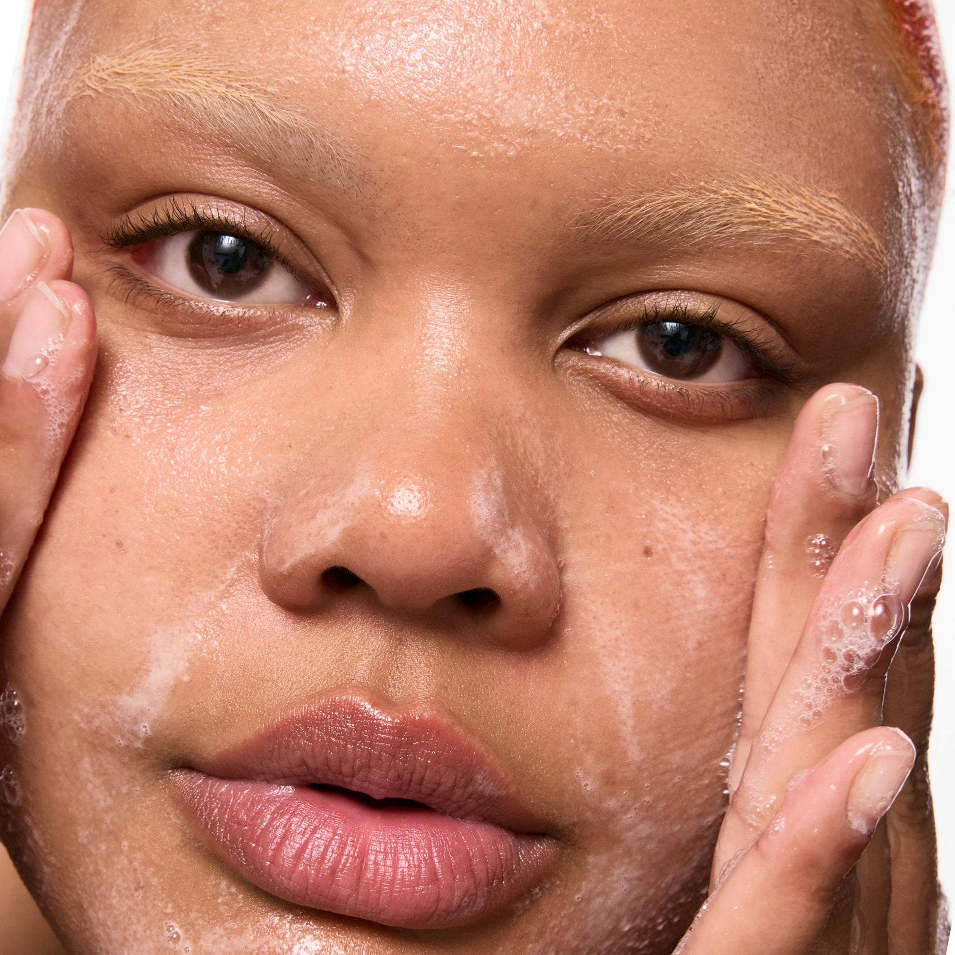 salicylic-acid-cleanser-150ml-c4 Omega50_Model_2000x2000-1_ce0a3018-d6f0-4ed9-a17d-0096b80b29f6.jpg